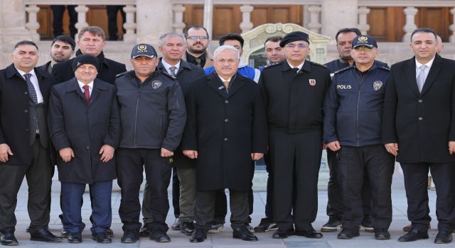 Hem İftar Sofrasını Hem de Ailelerin Sıkıntılarını Paylaşıyorlar