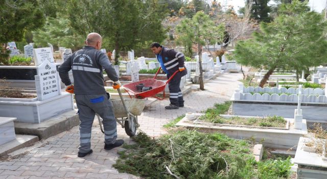Kabristanlıklar Ramazan Bayramına Hazırlanıyor