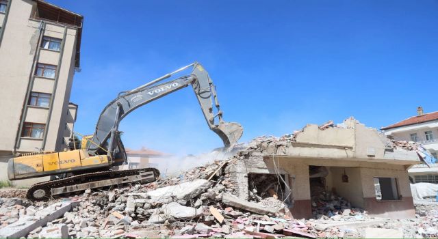 Aksaray Belediyesi Kılıçaslan Mahallesi’nde Riskli Yapıları Yıkıyor