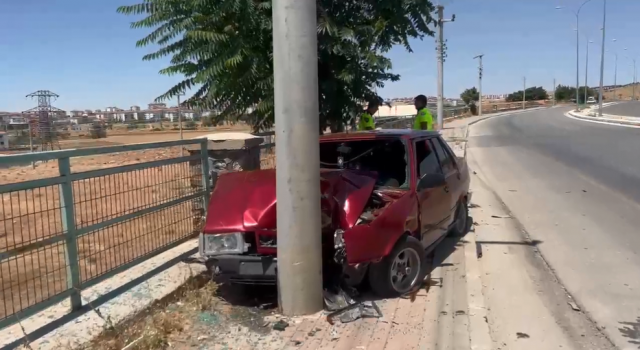 Virajı Alamayan Sürücü Elektrik Direğine Çarptı