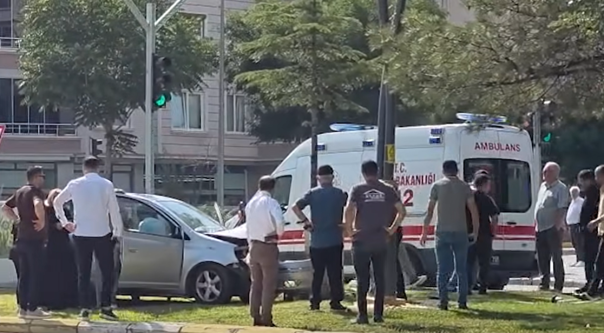 Cumhuriyet Bulvarında Kaza 2 Yaralı