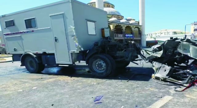Sultanhanı Işıklarda TIR İle Karavan Çarpıştı 2’si Ağır 4 Yaralı