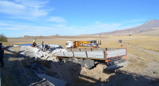Kaza Yapan TIR Sürücüsü Kum Altında Kalarak Hayatını Kaybetti