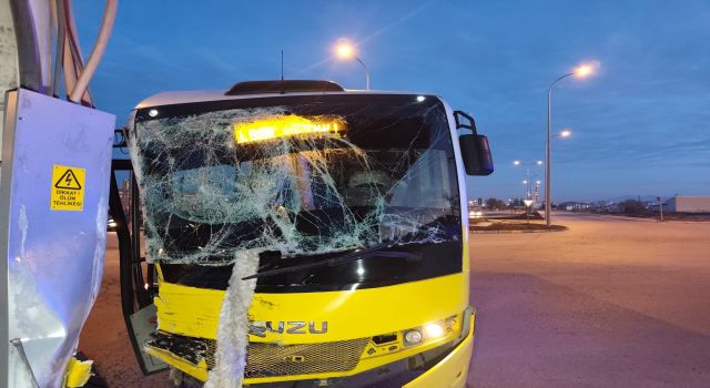 TIR İle Halk Otobüsü Çarpıştı 2 Yaralı