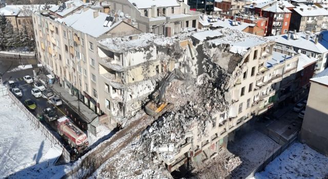 Aksaray Belediyesi, Riskli Yapı Yıkımına Yılın Son Günüde Devam Etti