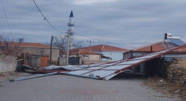 Ortaköy, Ozancık Köyü’nde Şiddetli Rüzgâr Çatıları Uçurdu