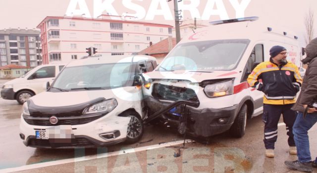 Ambulans İle Otomobil Çarpıştı: 8 Yaralı