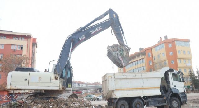 Eski Sanayi Alanındaki Hafriyatlar Kaldırılıyor