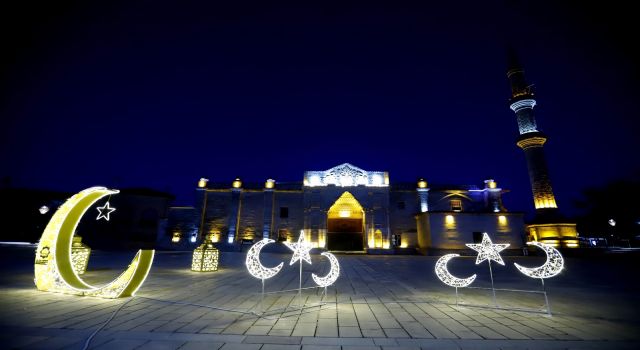 Tarihi Ulu Cami Mahyalar Ve Süslemelerle Işıl Işıl Oldu