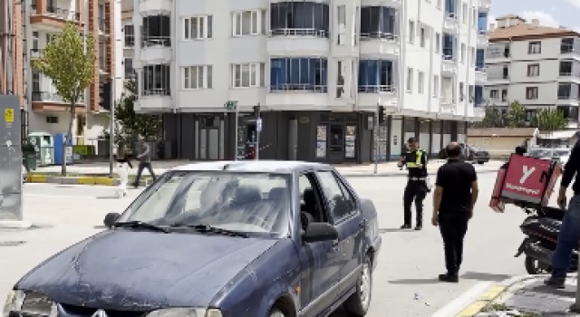 Ehliyetsiz Sürücü Kırmızı Işıkta Geçti Kaza Yaptı
