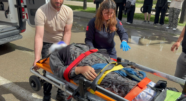 Otomobilin Çarptığı Yaşlı Kadın Hastaneye Kaldırıldı