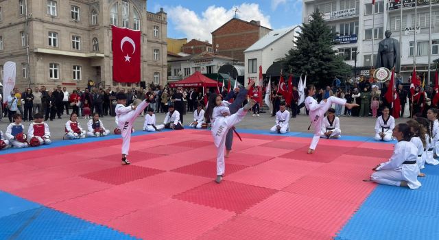 Meydanda 19 Mayıs Coşkusu