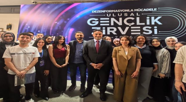 ASÜ İletişim Fakültesi öğrencileri Dezenformasyonla Mücadele Ulusal Gençlik Zirvesi’ne katıldı