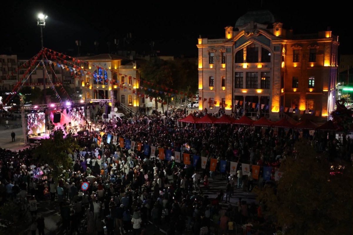 Gençlik Kollarından, Gençler İçin Unutulmaz Gece