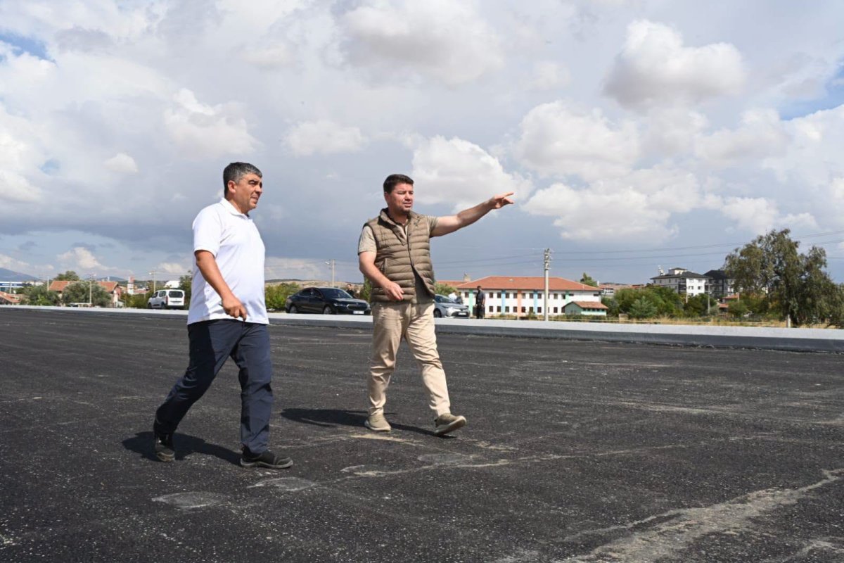 Aksaray’ın Ulaşım Geleceğini Şekillendiren Yeni Çevre Yolunda Sıcak Asfalt Çalışması Devam Ediyor