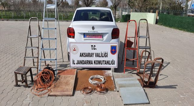 Plakada “Evleniyoruz, Mutluyuz” Aslında “Çalıyoruz”