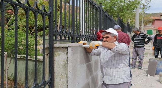 Şehitliğin İstinat Duvarı Yenileniyor