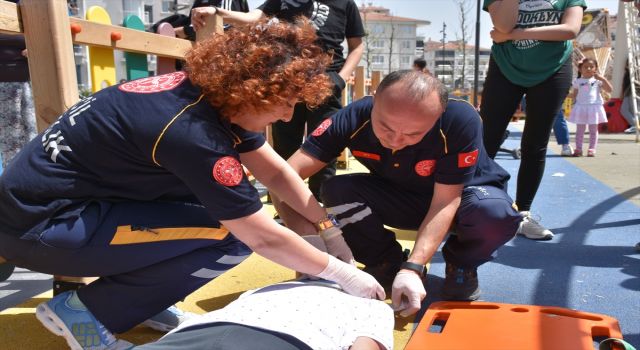 Sağlık Çalışanı Çift Aynı Ambulansta Hastaların İmdadına Yetişiyor