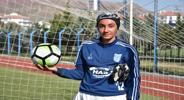 Liseli Kadın Futbolcu Yeşil Sahalarda Ter Döküyor