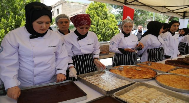 GASTRONOMİ ŞENLİĞİNDE 100 ÖĞRENCİ 11 FARKLI YEMEK HAZIRLADI