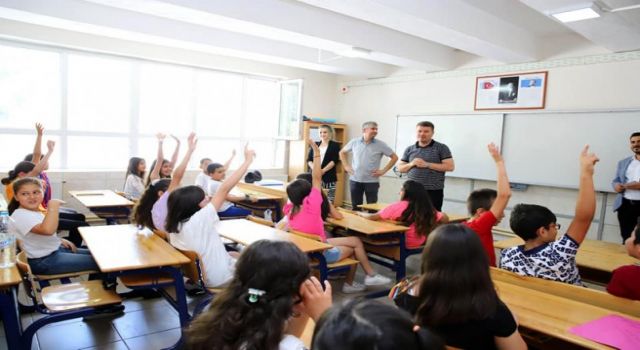 Dinçer Öğrencilerle Karne Heyecanı Yaşadı