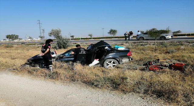Tıra Çarpan Otomobildeki 3 Kişi Öldü, 1 Kişi Yaralandı