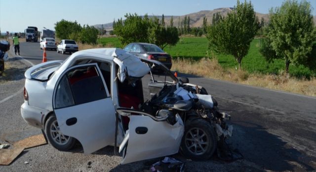Nişan Alışverişinden Dönerken Kaza Geçiren Kadın Öldü