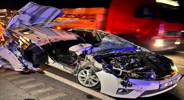 Otomobilin Traktöre Arkadan Çarptığı Kazada 3 Kişi Yaralandı