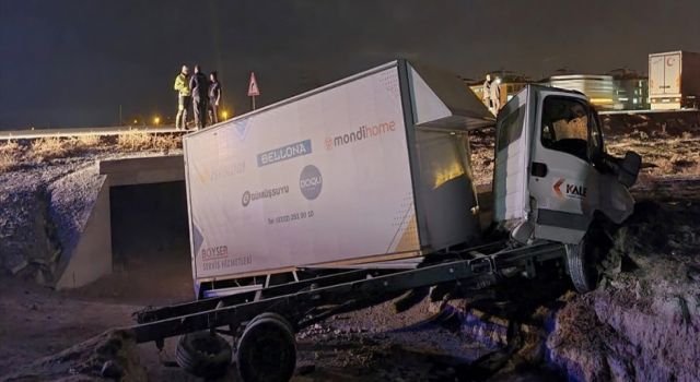 Şarampole Devrilen Kamyonetteki 2 Kişi Yaralandı