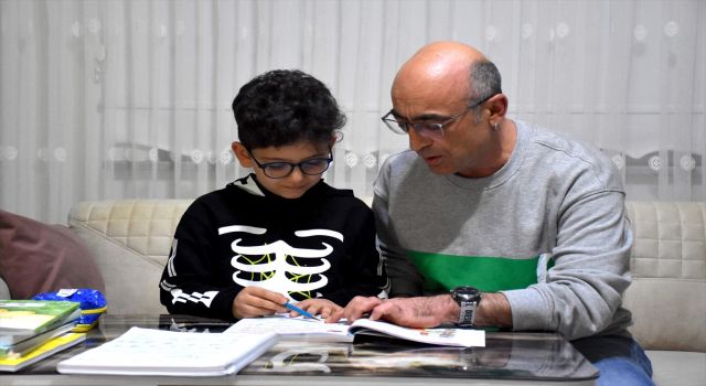 Hasta Öğrencisine Gönüllü Olarak Evde Eğitim Veriyor
