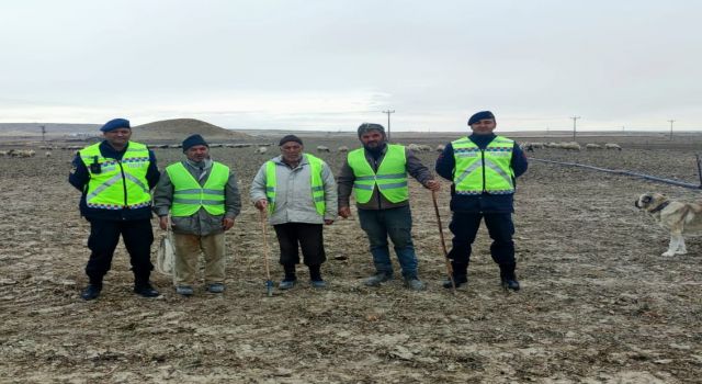 Jandarma Reflektif Yelek Dağıttı