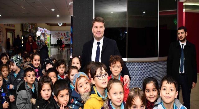 Öğrencilerin Karne Hediyesi Başkan Dinçer’den