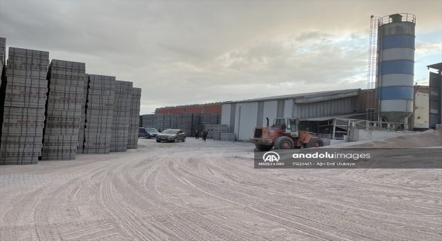 Briket fabrikasında makineye sıkışan kişi öldü
