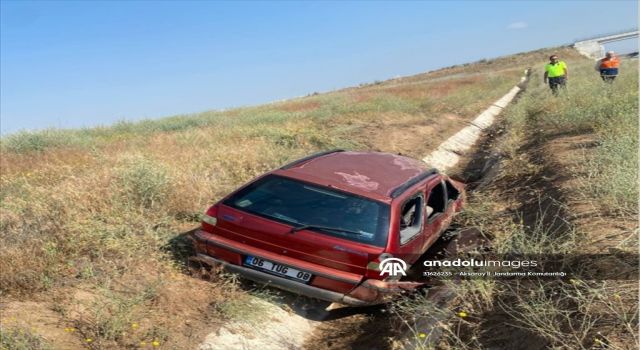 Otomobil Bariyerlere Çarptı, 4 Kişi Yaralandı