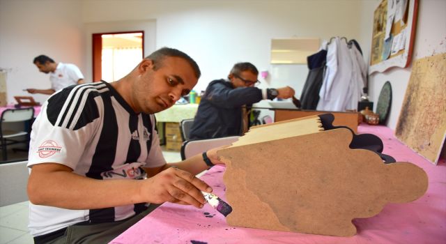 Engelliler Resim Atölyesinde El Sanatlarıyla Rehabilite Oluyor