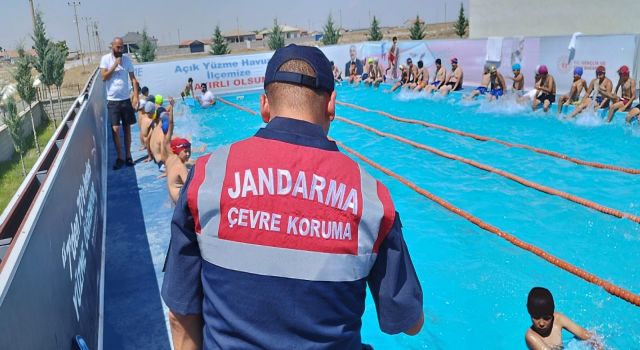 Jandarmadan Çocuklara Yüzme Eğitimi