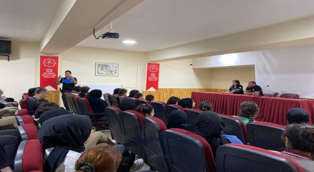 Öğrencilere Kariyer Gününde  Polislik Mesleği Anlatıldı