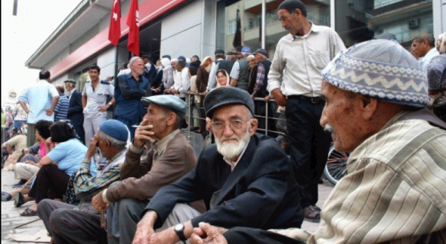 Emekliler “Çalışmak Zorundayız Diye İkramiye Alamıyoruz”