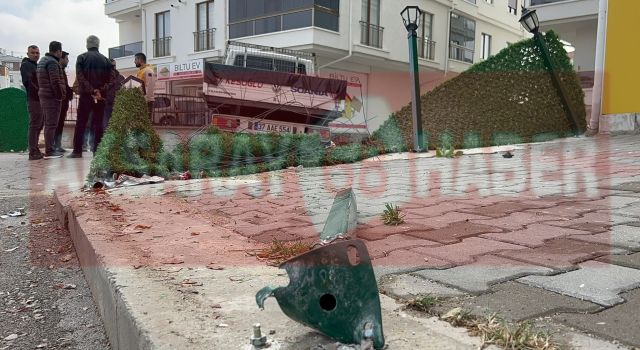 Fenalaşan Sürücü Tel Çitleri Yıkıp Avluya Daldı