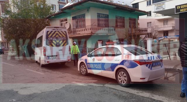Okul Servisi Yaşlı Kadına Çarptı