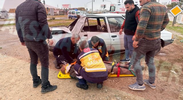 Otomobil orta refüjdeki direğe çarptı: 1 yaralı