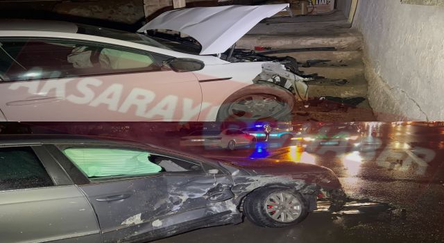 Kazada 1 araç bahçeye uçtu, 1 araç yolda ters döndü