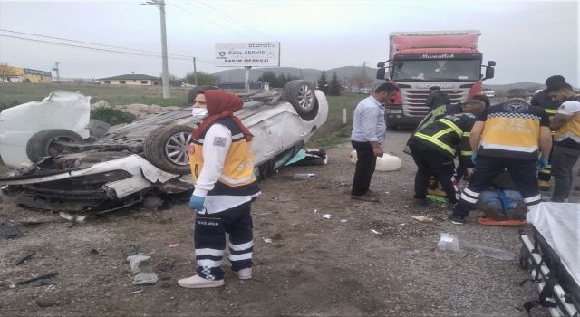 Devrilen Otomobildeki 3 Kişi Yaralandı