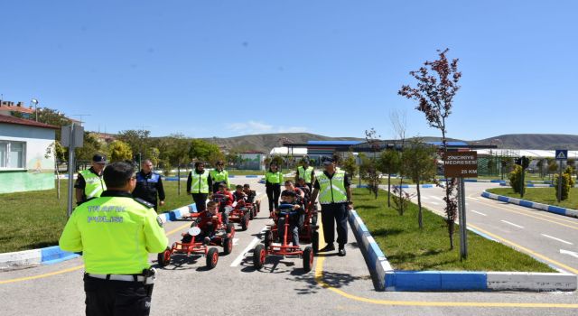 Polislerden Miniklere Uygulamalı Trafik Eğitimi